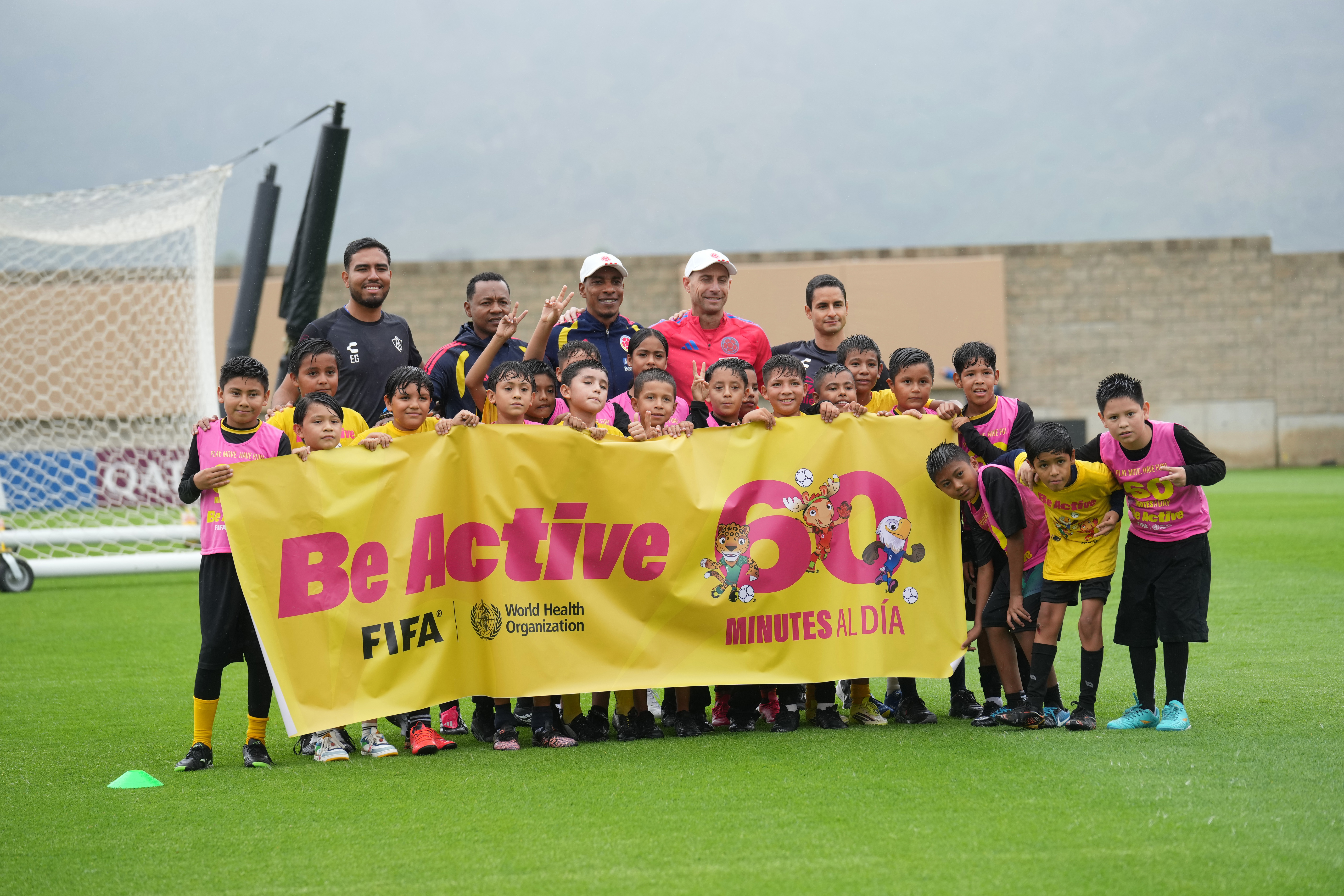 La iniciativa busca fomentar hábitos saludables mediante al menos 60 minutos diarios de ejercicio, aprovechando la presencia de las selecciones mundialistas para inspirar a las nuevas generaciones. CORTESÍA.