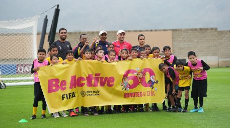 La iniciativa busca fomentar hábitos saludables mediante al menos 60 minutos diarios de ejercicio, aprovechando la presencia de las selecciones mundialistas para inspirar a las nuevas generaciones. CORTESÍA.