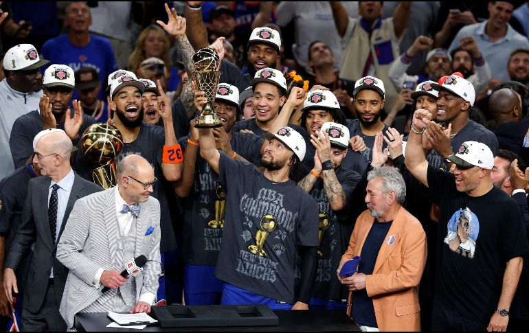 Con una actuación estelar de Jalen Brunson y una remontada en el último cuarto, Nueva York se coronó campeón ante San Antonio y volvió a la cima del basquetbol. AFP.