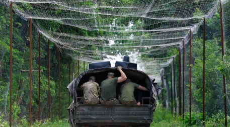 Una unidad de infantería viaja protegida por una malla, elemento clave para prevenir el ataque de drones con explosivos. EFE/M. Tymchenko