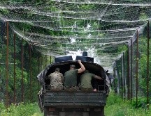 Una unidad de infantería viaja protegida por una malla, elemento clave para prevenir el ataque de drones con explosivos. EFE/M. Tymchenko