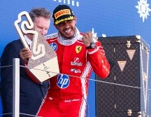 El piloto inglés del equipo Ferrari Lewis Hamilton, celebra en el podio su victoria tras imponerse en el Gran Premio de Barcelona-Cataluña de Fórmula 1, este domingo. EFE/ S. Wu