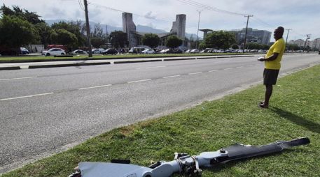El vocero reportó que, debido a la fuerza del impacto en el aire, múltiples piezas y fragmentos de los helicópteros salieron proyectados. EFE / R. DURCO