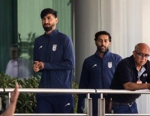 Jugadores de Irán salen del hotel de concentración este miércoles, en Tijuana. La selección de Irán se ha visto forzada a instalar su campamento base en Tijuana, ante las restricciones impuestas por Washington, que sólo ha dado visas a una parte de la delegación del equipo iraní. EFE/ J. Terríquez