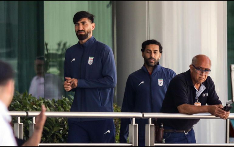 Jugadores de Irán salen del hotel de concentración este miércoles, en Tijuana. La selección de Irán se ha visto forzada a instalar su campamento base en Tijuana, ante las restricciones impuestas por Washington, que sólo ha dado visas a una parte de la delegación del equipo iraní. EFE/ J. Terríquez