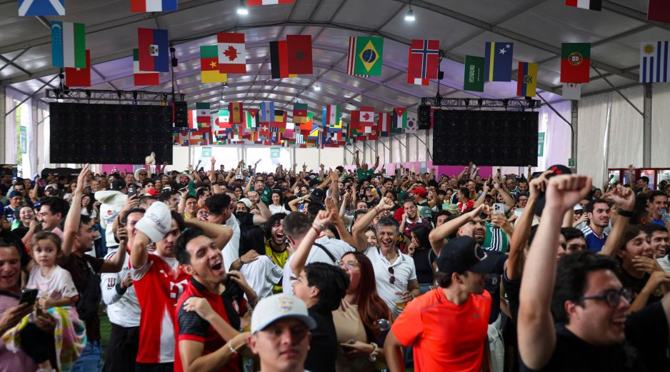 Aficionados disfrutan el partido de Japón contra Países Bajos en el Public Viewing de Zapopan. EL INFORMADOR / J. ACOSTA