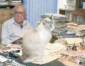 El escritor y ensayista mexicano Carlos Monsiváis fue amante de los gatos. AFP