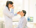 De las dos mil 200 millones de personas en el mundo que sufren de deterioro visual, al menos mil millones pudieron evitar padecer esta discapacidad, advirtió la Organización Mundial de la Salud (OMS).  La falta de acceso a servicios médicos de calidad, atención preventiva y escasez de recursos son algunas de las causas por las cuales esta problemática representa un reto a nivel mundial y es un llamado para que las instituciones, la administración pública y los ciudadanos atiendan de forma oportuna problemas oculares antes de que deriven en consecuencias más graves, como ceguera, afectaciones a la salud mental y dolores intensos en la cabeza, entre otras complicaciones. El organismo señala que atender la salud visual, sobre todo desde edades tempranas, es vital para el desarrollo cognitivo infantil, la productividad laboral y la calidad de vida en general. También tiene repercusiones en la salud mental -pues un problema ocular puede generar depresión y aislamiento social-, así como en la forma de desarrollarse y entablar relaciones en sociedad. El organismo estima que dos de cada tres personas que viven en países de bajos ingresos y necesitan lentes no disponen de ellos. Además, sólo una de cada dos personas que requiere intervención quirúrgica para tratar cataratas tiene los recursos y el acceso a ella; la discapacidad visual representa una “carga económica mundial muy elevada”, asegura la institución: el costo anual estimado en términos de pérdida de productividad asciende a 411 mil millones de dólares. El organismo señala que “esta discapacidad puede tener consecuencias graves para la persona durante toda su vida. Sin embargo, muchas de ellas pueden atenuarse si se proporciona a tiempo una atención oftálmica de calidad. Las estrategias de atención oftálmica se centran principalmente en las afecciones oculares que pueden causar discapacidad visual o ceguera, como las cataratas y los errores de refracción”.  “No obstante, no debe pasarse por alto la importancia de otros problemas que no suelen provocar discapacidad visual, como la sequedad ocular o la conjuntivitis. Estas afecciones suelen ser algunos de los motivos más habituales de consulta en los servicios de atención oftálmica”, agrega.  De las mil millones de personas que padecen deterioro de la visión cercana o lejana, las principales afectaciones que presentan son presbicia, cataratas, errores de refracción, degeneración macular relacionada con la edad, el glaucoma y la retinopatía diabética.  La estimación del organismo es que la prevalencia de discapacidad visual que afecta a la visión desde lejos es cuatro veces superior en las regiones de ingresos bajo y mediano que en las de ingresos altos. En cuanto a la visión cercana, las cifras arrojan que la proporción de casos de deterioro no tratados supera el 80 por ciento en el África subsahariana occidental y central. Por el contrario, en regiones como América del Norte, Australasia, Europa Occidental y Asia y el Pacífico, la proporción es menor al 10 por ciento. ESPECIAL