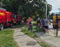 Fotografía que muestra bomberos recorriendo la zona donde ocurrió el accidente de dos helicópteros que colisionaron en el barrio Recreio dos Bandeirantes, en Río de Janeiro, Brasil. EFE/ R. Durco