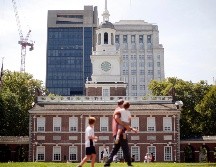 Varias personas pasan frente al Independence Hall en el Parque Histórico Nacional de la Independencia en Filadelfia, el 25 de agosto de 2016. AP/M. Rourke