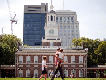Varias personas pasan frente al Independence Hall en el Parque Histórico Nacional de la Independencia en Filadelfia, el 25 de agosto de 2016. AP/M. Rourke