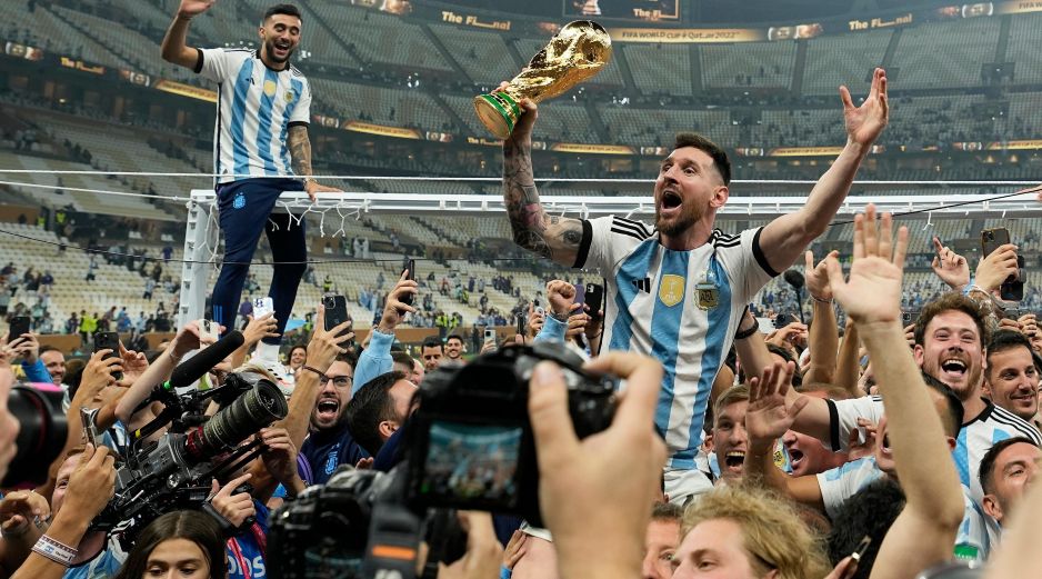 Lionel Messi y Argentina buscarán en el Mundial 2026 algo que solo Italia y Brasil han logrado, el bicampeonato. AP / ARCHIVO