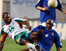 Fotografía de archivo del 31 de mayo de 2002 en la que se observa al centrocampista senegalés Salif Diao al disputar el balón con el también centrocampista el francés Patrick Vieira durante el partido inaugural de la Copa del Mundo de la FIFA Corea-Japón 2002 en Seúl, Corea del Sur. EFE/L. Tejido