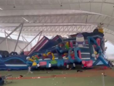 Al menos diez menores resultaron con lesiones leves tras el accidente en el inflable. CAPTURA DE PANTALLA/X/@MarthaIBerraA