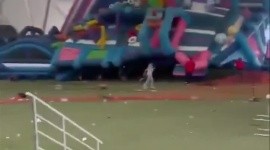 Fuertes ráfagas de viento levantan inflable con niños en Torreón y dejan varios lesionados