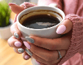 Mientras algunos aseguran notar una diferencia al retrasar su primera taza de café, otros continúan consumiéndolo apenas despiertan sin percibir efectos negativos. CANVA