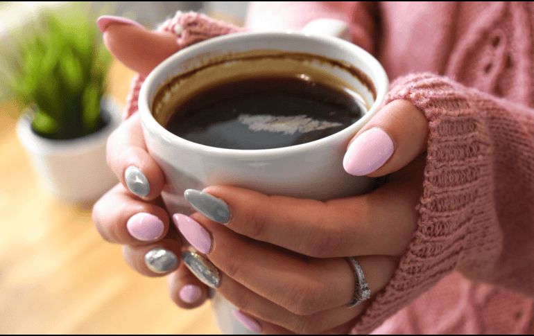 Mientras algunos aseguran notar una diferencia al retrasar su primera taza de café, otros continúan consumiéndolo apenas despiertan sin percibir efectos negativos. CANVA