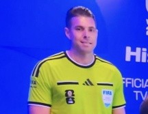 No estaba claro si Shaun Evans, que trabajaba en su segundo Mundial consecutivo y en su primer partido en esta edición, estaba haciendo un gesto político o una broma de un juego infantil. ESPECIAL / Captura de pantalla