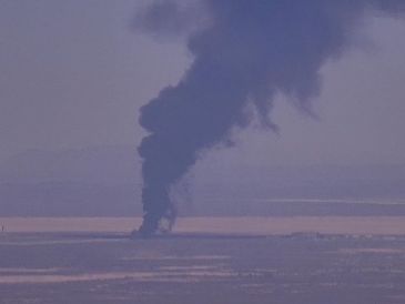 Captura de video tomado de la página oficial de ALERTCalifornia que muestra una columna de humo que dejó el accidente de un bombardero este lunes. EFE/UC San Diego-ALERTCalifornia