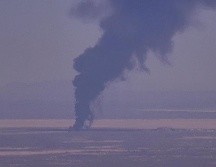 Captura de video tomado de la página oficial de ALERTCalifornia que muestra una columna de humo que dejó el accidente de un bombardero este lunes. EFE/UC San Diego-ALERTCalifornia
