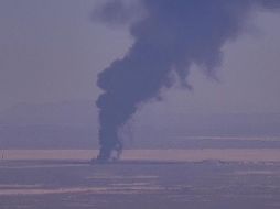Captura de video tomado de la página oficial de ALERTCalifornia que muestra una columna de humo que dejó el accidente de un bombardero este lunes. EFE/UC San Diego-ALERTCalifornia