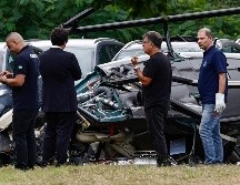 Técnicos del Centro de Investigación y Prevención de Accidentes Aeronáuticos de la Fuerza Aérea Brasileña inspeccionan este lunes uno de los helicópteros accidentados en Río de Janeiro. EFE/A. Coehlo