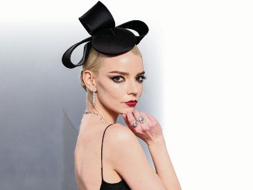 La actriz luce un modelo diseñado por Dior; asistió a la fiesta de los Oscar de Vanity Fair 2026. AFP
