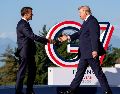 Emmanuel Macron, presidente de Francia, recibe al presidente de Estados Unidos, Donald Trump, en la cumbre del G7 en Evian-les-Bains, Francia. AP/The Canadian Press/C. Katsarov