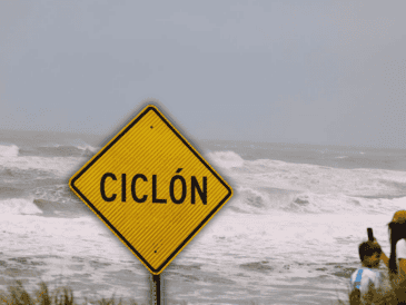 Los expertos estiman la formación de entre 11 y 15 ciclones en la cuenca del Atlántico para este ciclo 2026. ESPECIAL / CANVA