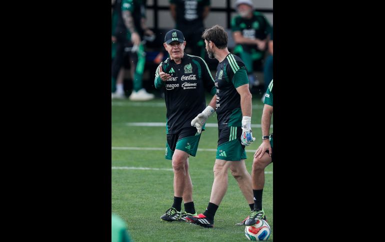 El seleccionador mexicano, Javier Aguirre dirige el entrenamiento de la Selección Mexicana este martes, en el Centro Nacional de Alto Rendimiento en la alcaldía Tlalpan, al sur de la Ciudad de Mexico. EFE/ Isaac Esquivel