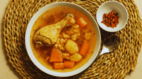 El caldo de pollo ha sido considerado durante generaciones como el remedio casero por excelencia. ESPECIAL / CANVA