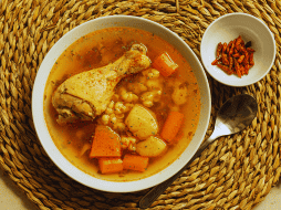 El caldo de pollo ha sido considerado durante generaciones como el remedio casero por excelencia. ESPECIAL / CANVA