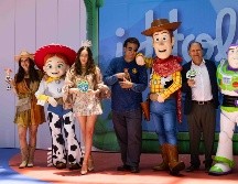 Alfombra roja de la película Toy Story 5, acompañada de los actores del doblaje en español, en la plaza comercial Mitikah. SUN/H. Salvador