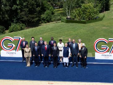 Participantes posan para fotografías durante la cumbre del Grupo de los Siete (G7), en Evian-les-Bains, Francia, el 16 de junio de 2026. XINHUA