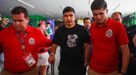 Alrededor de las cuatro de la tarde, el tapatío cruzó las puertas de llegadas del aeropuerto, donde fue recibido por personal del club. EL INFORMADOR/ J. ACOSTA.