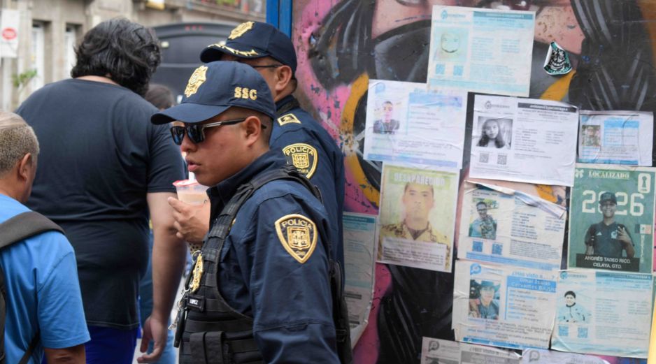 Las vallas que rodean al Zócalo capitalino están llenas de mensajes y fichas de búsqueda. SUN/S. Cadena