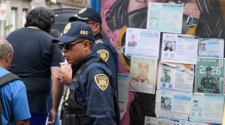 Las vallas que rodean al Zócalo capitalino están llenas de mensajes y fichas de búsqueda. SUN/S. Cadena
