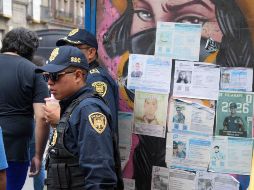 Las vallas que rodean al Zócalo capitalino están llenas de mensajes y fichas de búsqueda. SUN/S. Cadena