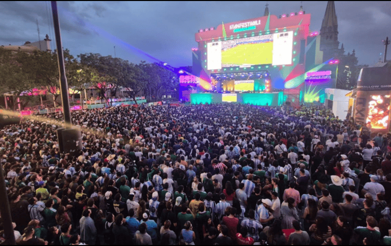 Por todos lados se coreaba el nombre del ex jugador del Barcelona en el Fan Fest Guadalajara. EL INFORMADOR/O.GONZALEZ