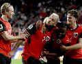 Marko Arnautovic recibe felicitaciones tras anotar el penalti que puso números definitivos al marcador. EFE/B. Fanjoy
