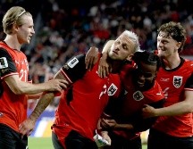 Marko Arnautovic recibe felicitaciones tras anotar el penalti que puso números definitivos al marcador. EFE/B. Fanjoy