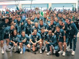 Ante las muestras de cariño, el equipo salió a saludar a sus aficionados y se tomó la foto grupal para inmortalizar una noche de verdadera pasión mundialista. ESPECIAL