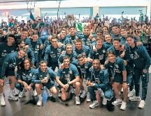 Ante las muestras de cariño, el equipo salió a saludar a sus aficionados y se tomó la foto grupal para inmortalizar una noche de verdadera pasión mundialista. ESPECIAL