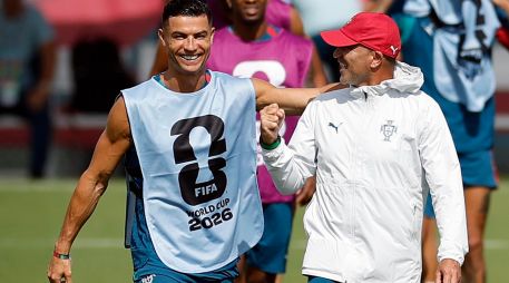Cristiano Ronaldo y el DT Roberto Martínez durante el entrenamiento de la selección de Portugal en Palm Springs. EFE/A. Estévez