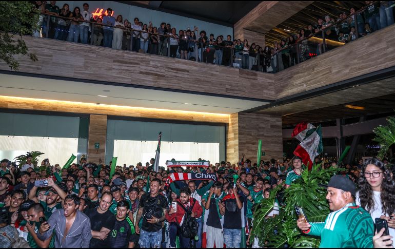 La llegada de la Selección Mexicana se convirtió en una muestra del entusiasmo con el que la afición espera la Copa del Mundo. EL INFORMADOR / A. Navarro