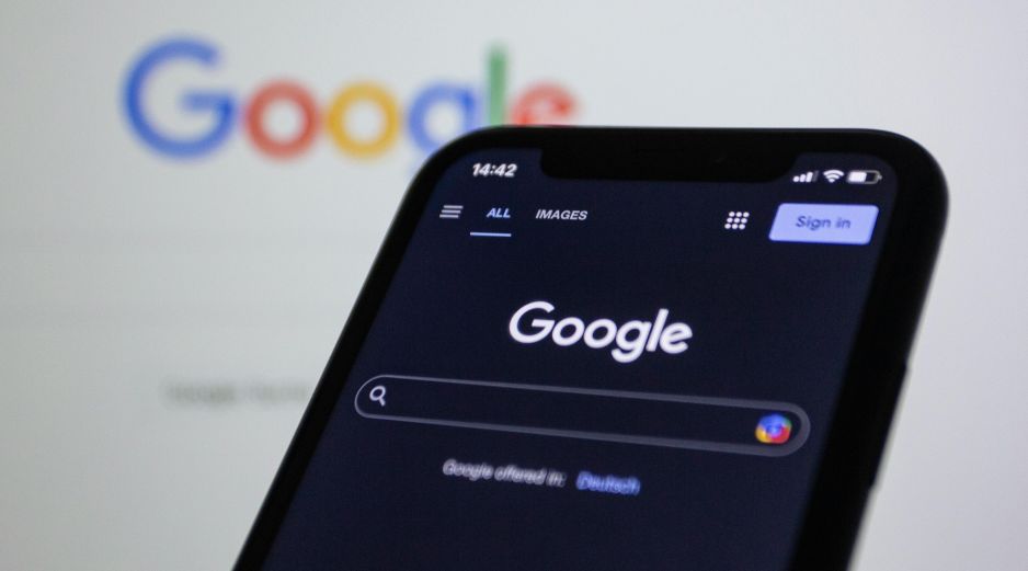En tus buscadores web se almacenan las paginas que visitas por celular y otros dispositivos que comparten la misma cuenta de Google. UNSPLASH / S. SPEED