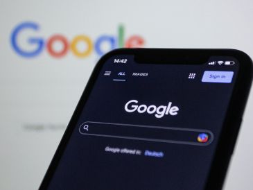 En tus buscadores web se almacenan las paginas que visitas por celular y otros dispositivos que comparten la misma cuenta de Google. UNSPLASH / S. SPEED