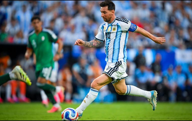 Pese a la gravedad de la plancha de Lionel Messi, el árbitro Szymon Marciniak solo señaló la infracción y el VAR decidió no intervenir. IMAGO7 / A. Hancok