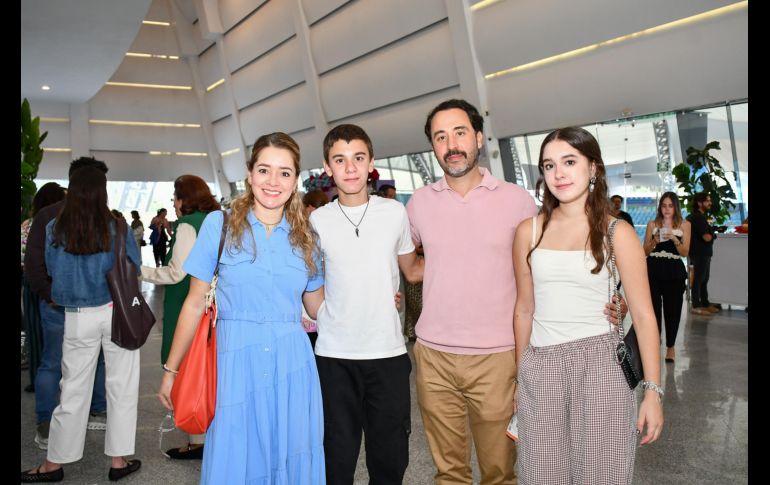 Marisol Cervantes, Maniel Sánchez, Manuel Sánchez y Andrea Sánchez. GENTE BIEN JALISCO / Spot Dreams by Altamira Sustainable Town Homes