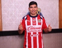 Luego de superar satisfactoriamente las pruebas médicas y físicas, Kevin Castañeda estampó su firma en un contrato que tendría vigencia para los próximos cuatro años. X / @Chivas